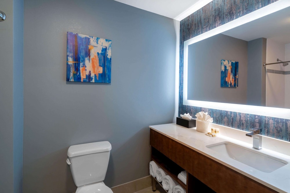 La Quinta Inn & Suites by Wyndham Louisville East 6/45