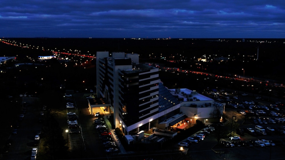 Jake's 58 Hotel & Casino 62/67