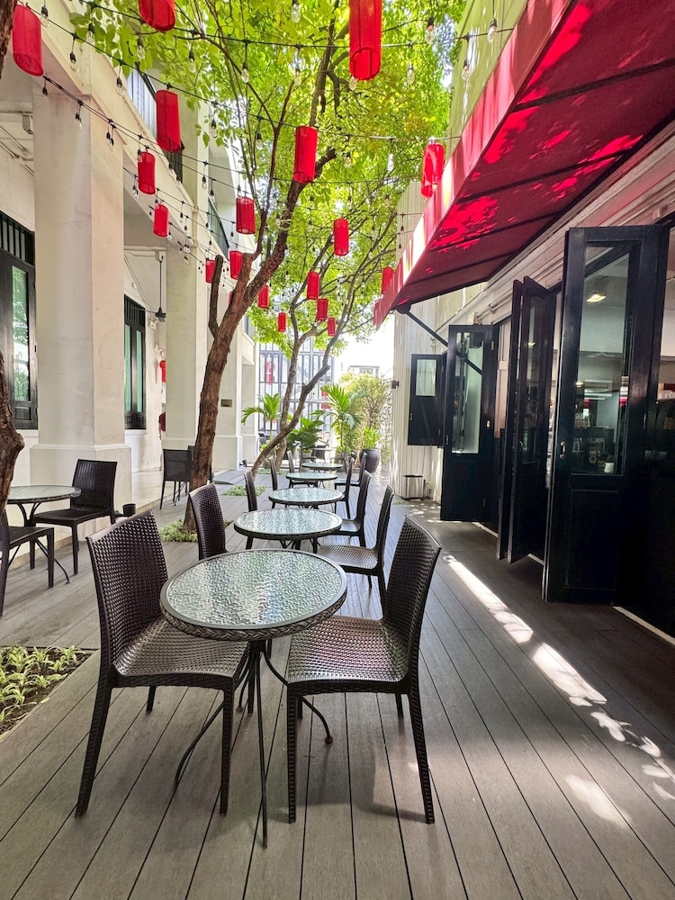 99 the Gallery Hotel 49/77