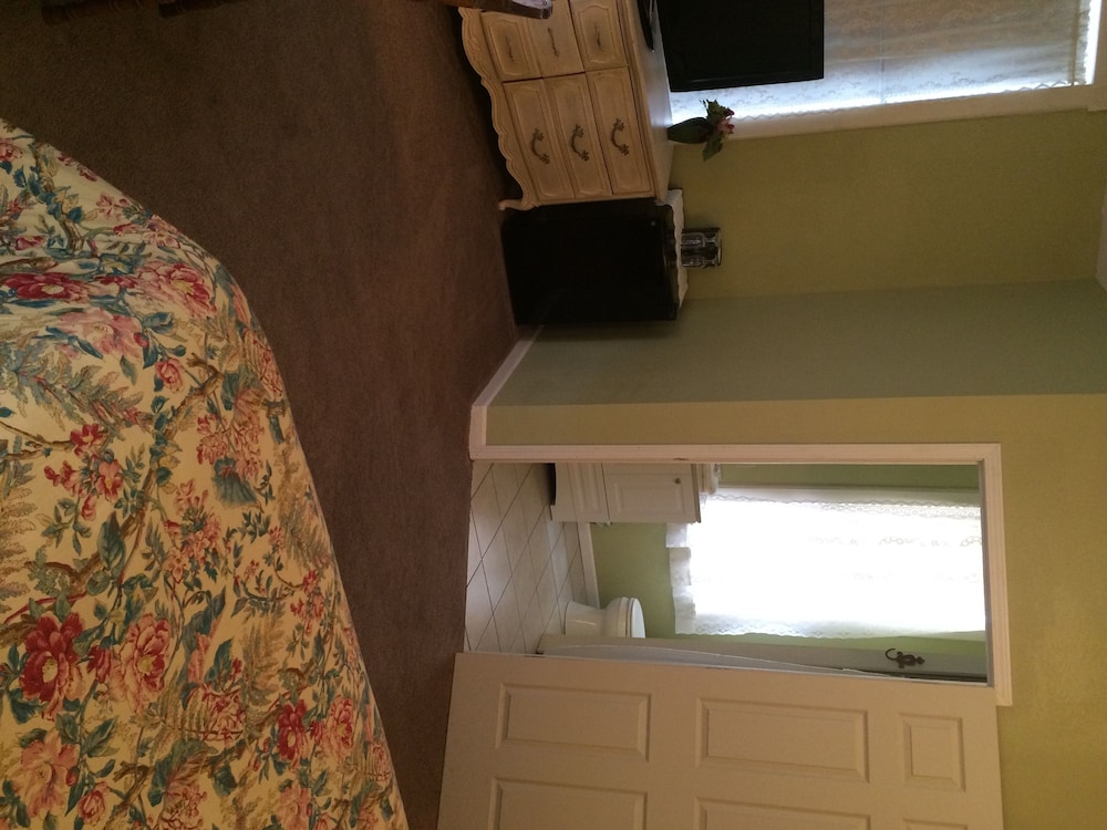 The Courtland Hotel and Day Spa 66/76