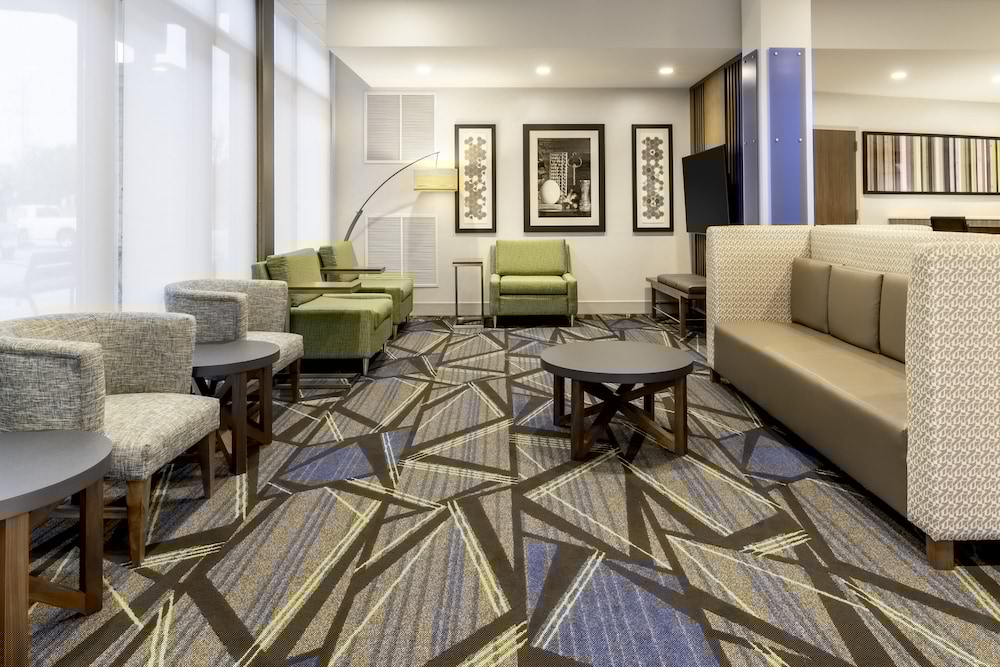 Holiday Inn Express & Suites Milwaukee - West Allis 39/61