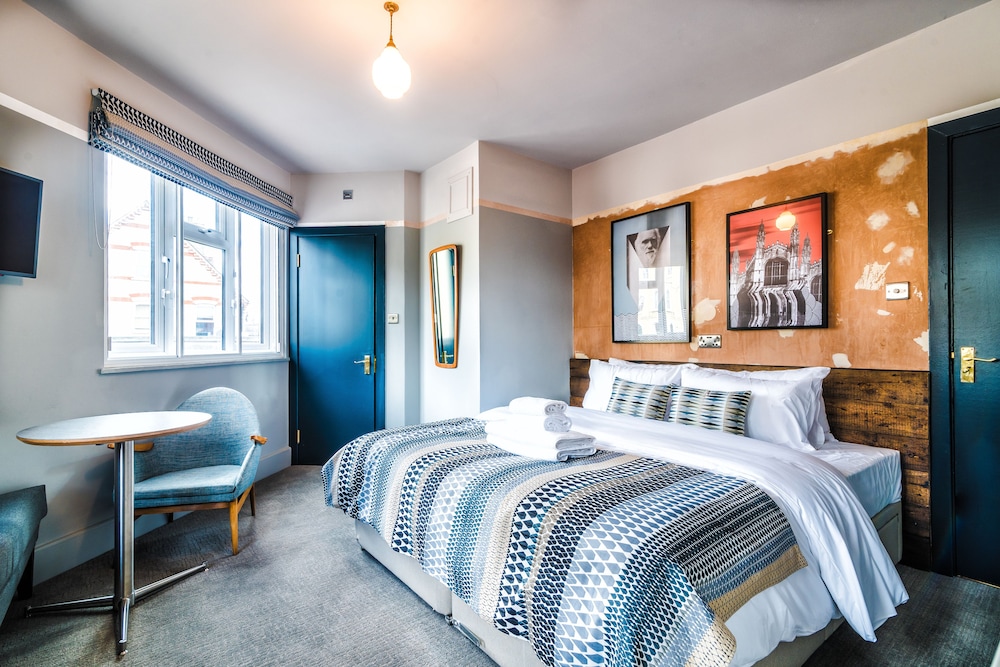 DELUXE, KING BED