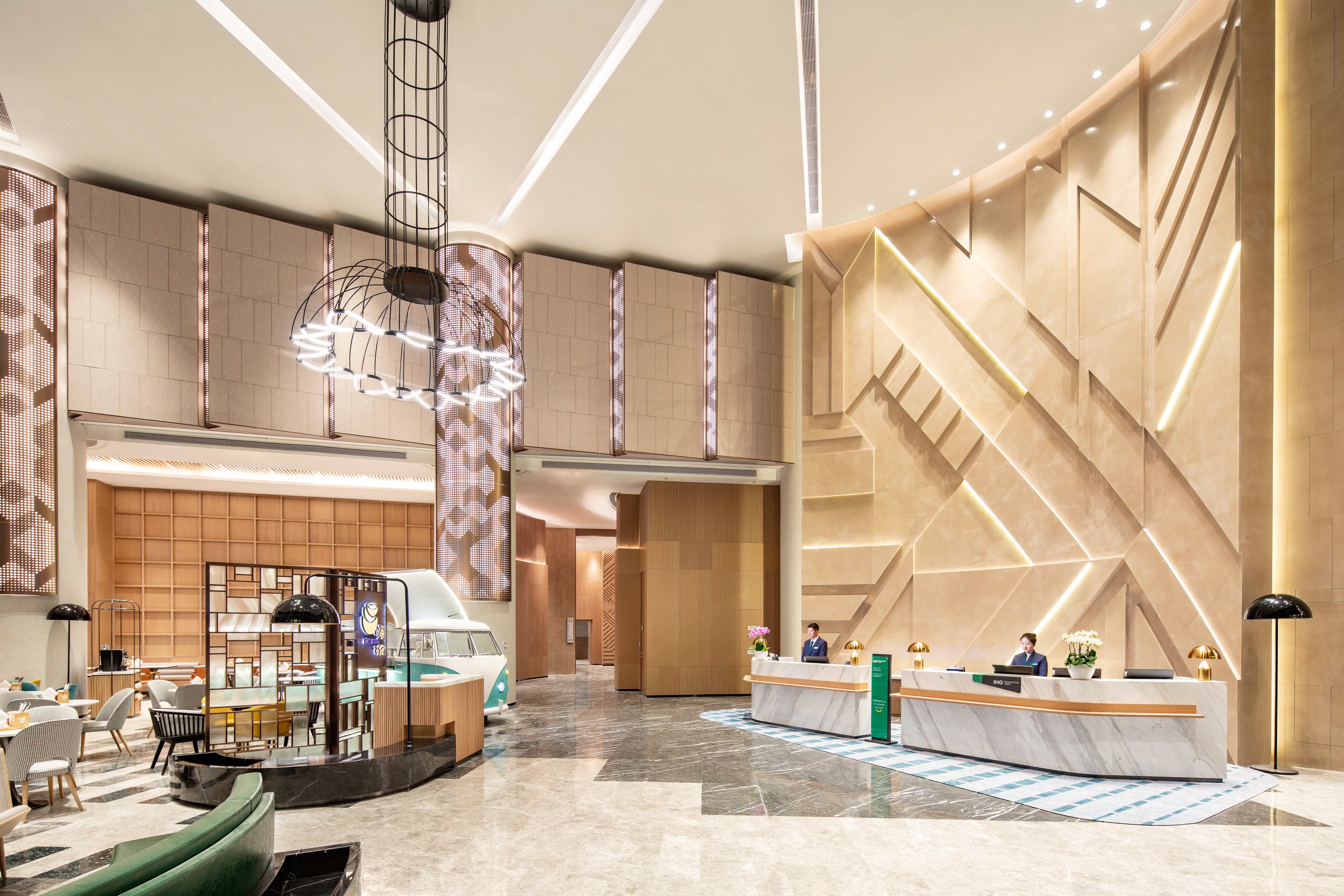 Holiday Inn Shanghai Nanjing Road 11/75