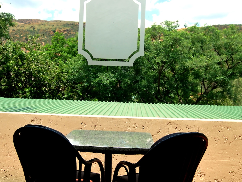 SAFARI LODGE HOTEL & CONVENTION CENTRE 45/50