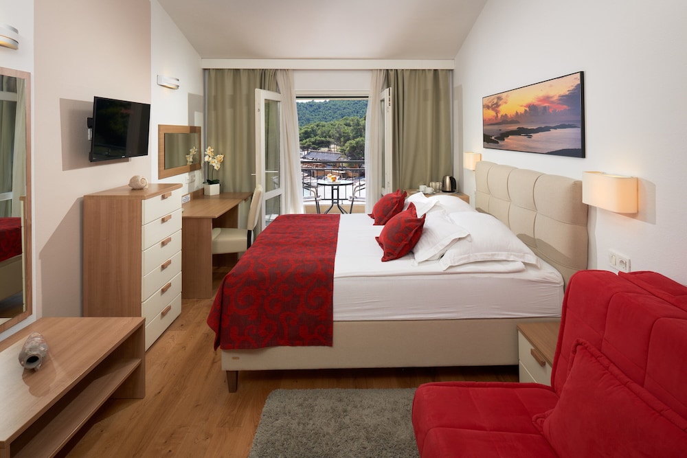 غرفة بسرير مزدوج بإطلالة على البحر بشرفة، Hotel Fortuna 2/3