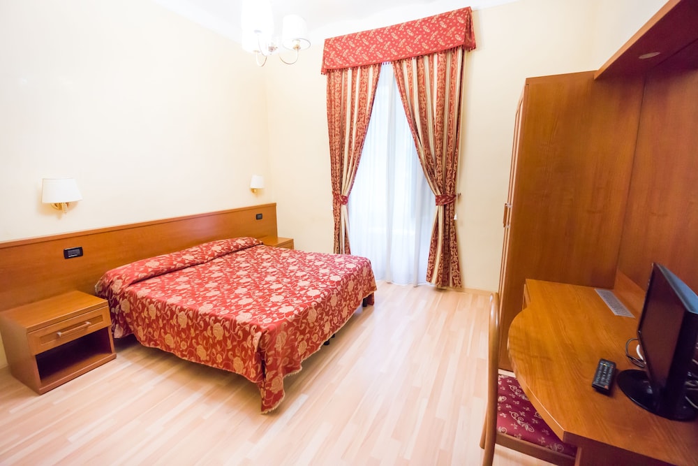 ROOM, DOUBLE OR TWIN BED, SHARED BATHROOM