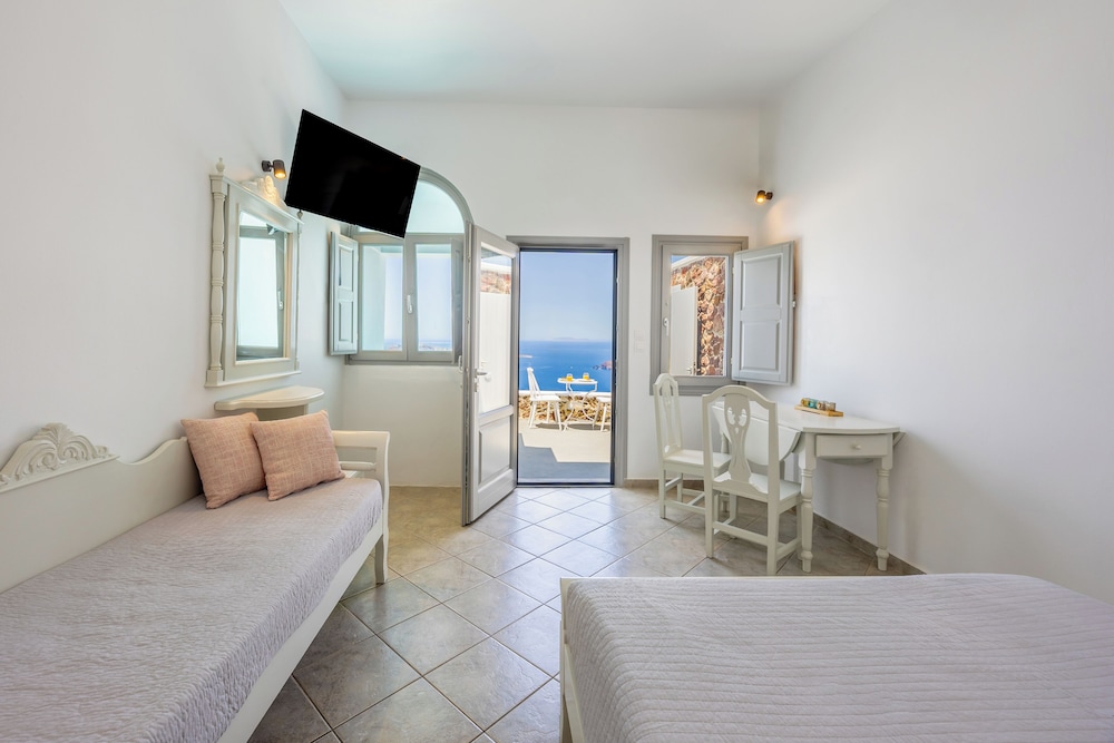 ILIOPERATO TRADITIONAL APARTMENTS 9/50