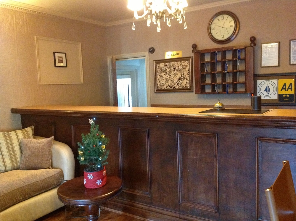 Balmoral Lodge Hotel 8/42