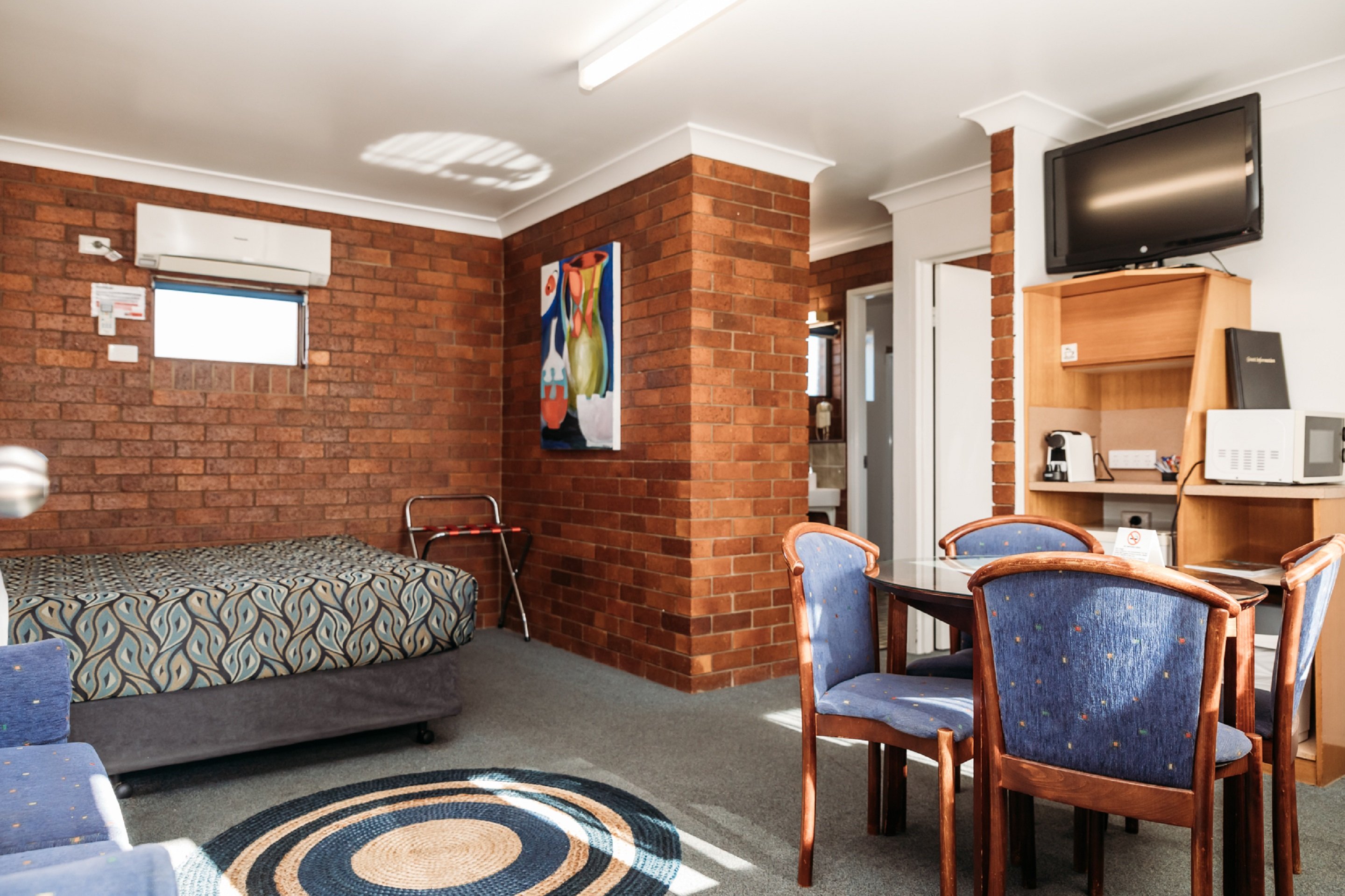 Country Pathfinder Motor Inn 7/47