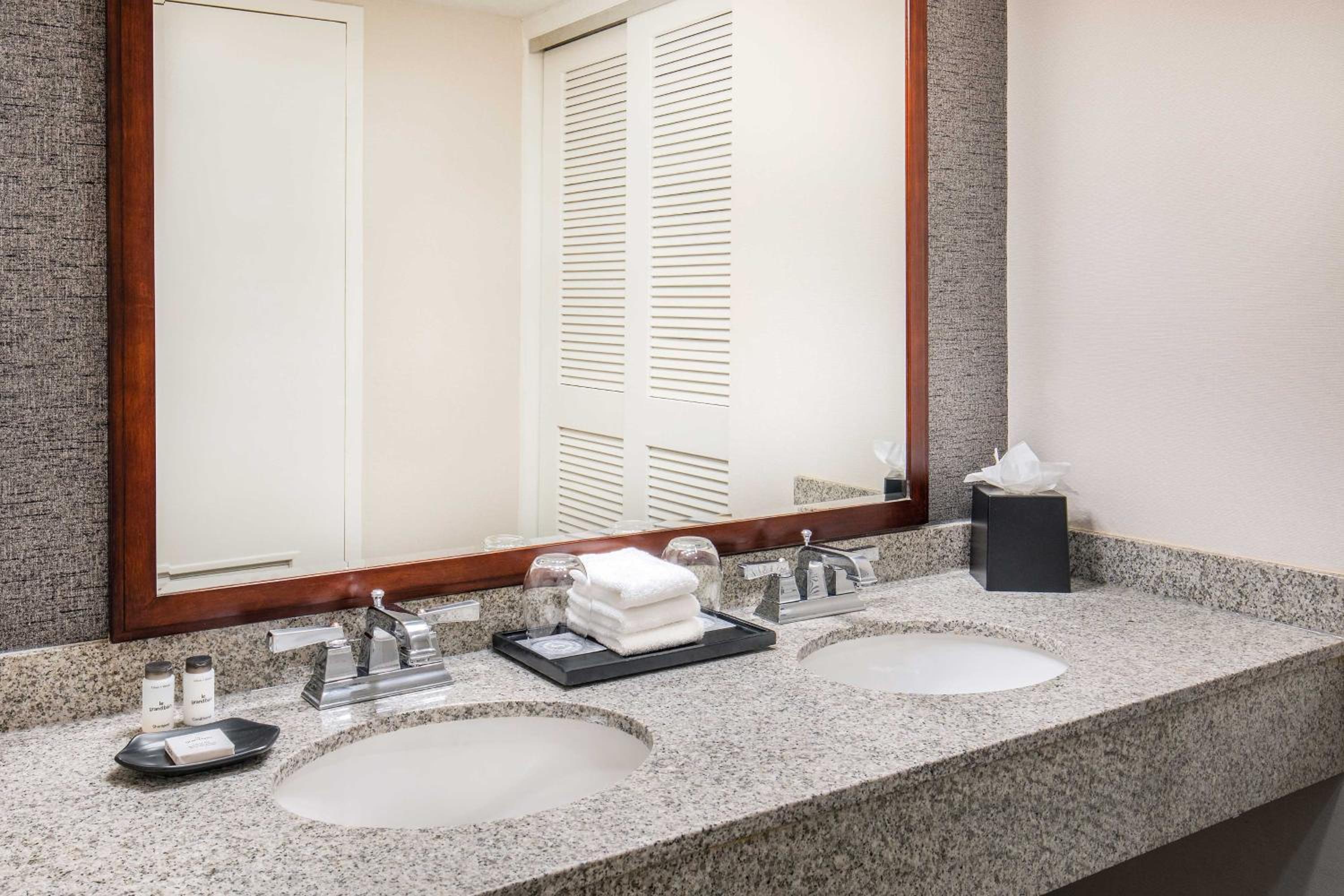 East, Guest Room, Double Bed, Low Floor