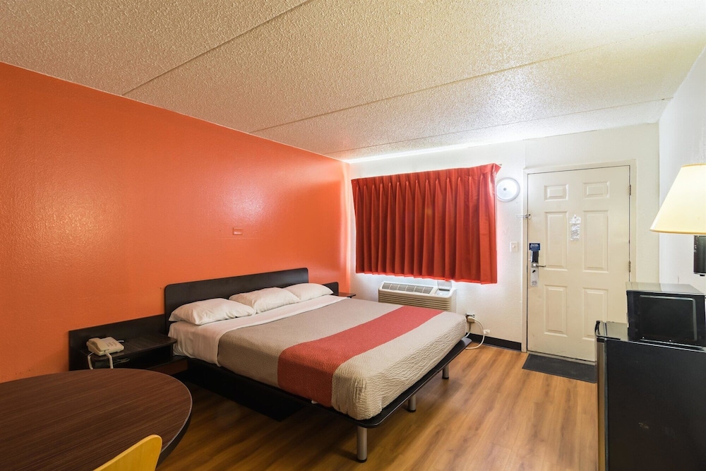 Motel6 Joliet, IL - I-80 28/58