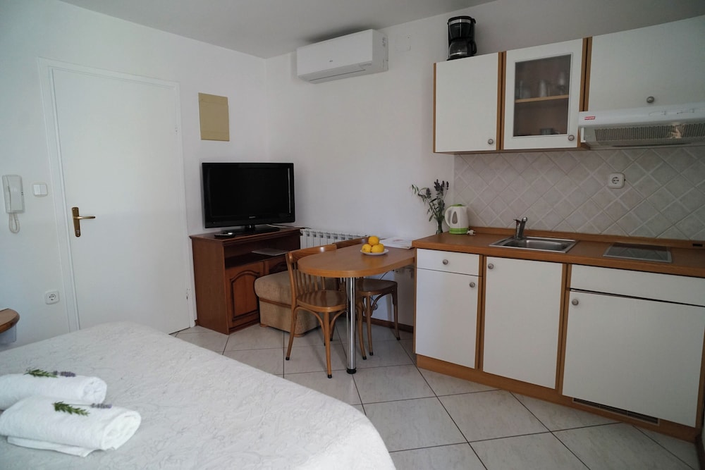 APARTMENTS AND ROOMS DEGRA 35/49