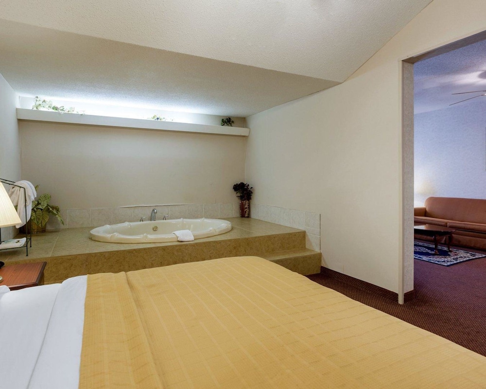 Quality Inn Robinsonville, MS 12/33