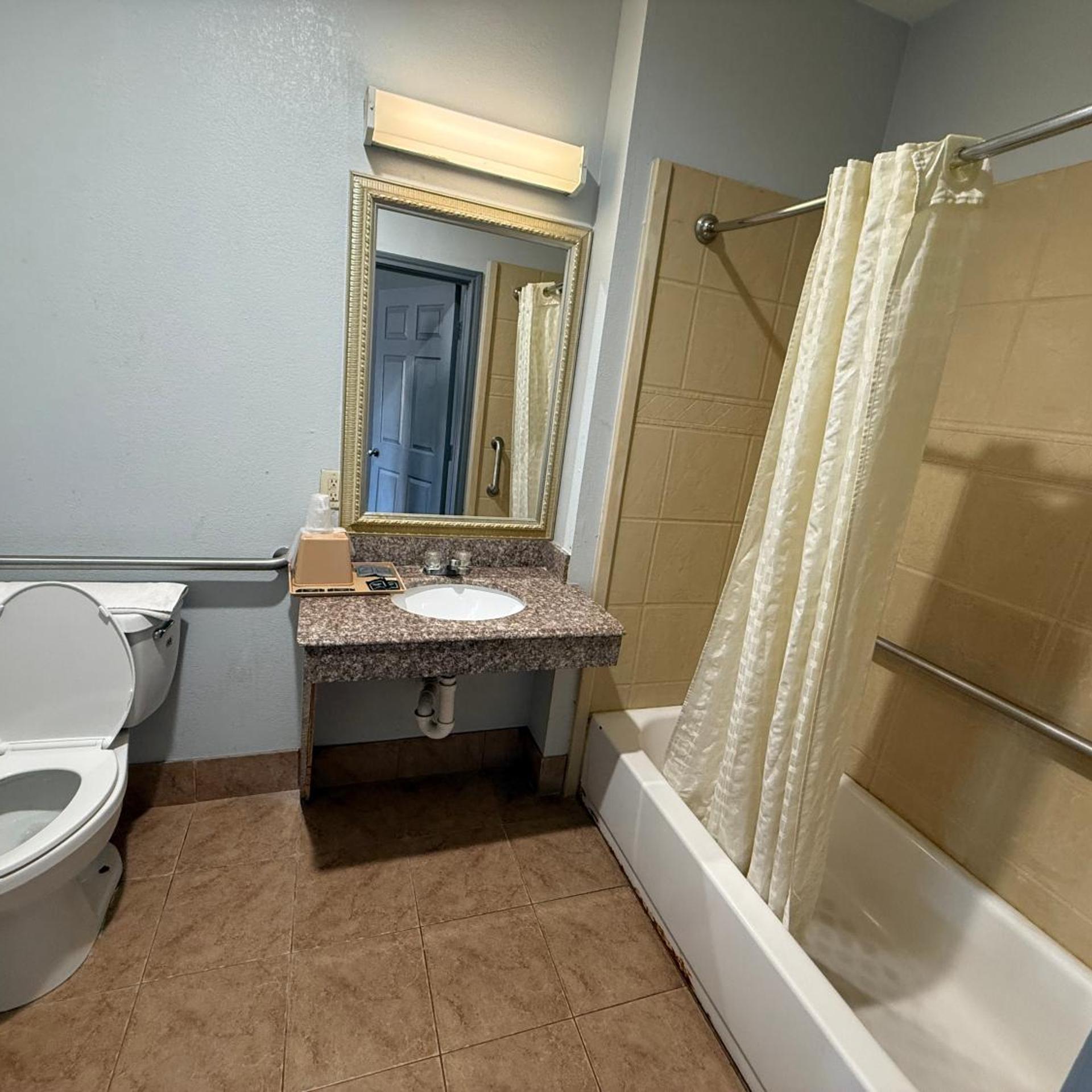 Budget Host Inn Stafford - Houston 15/16