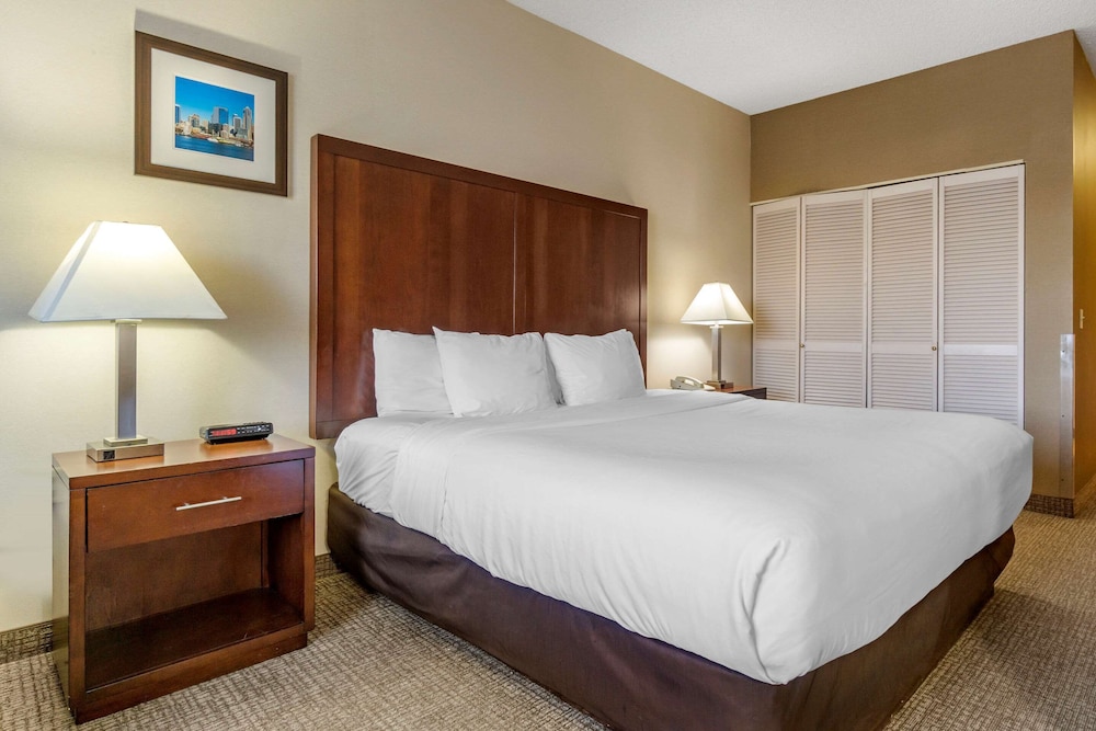 Comfort Inn & Suites Seattle North 12/33