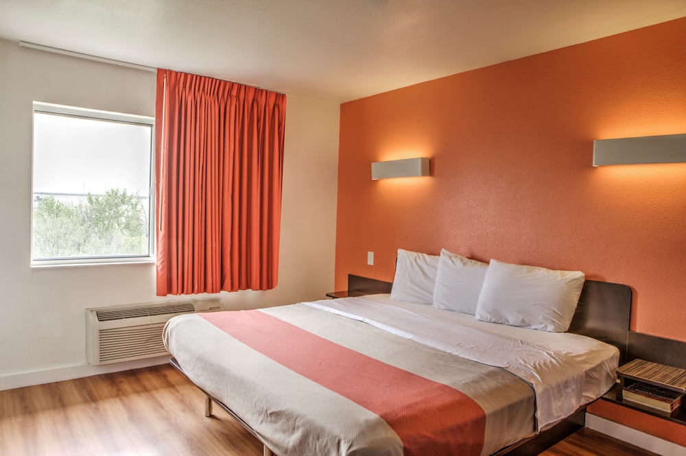 DELUXE, SUITE, QUEEN BED, SMOKING