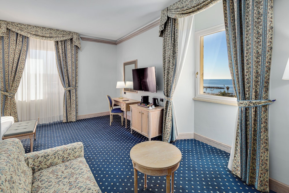 Hotel de La Ville 43/64