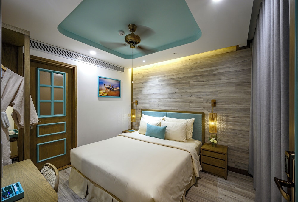 Signature, Icon, King Bed, City View