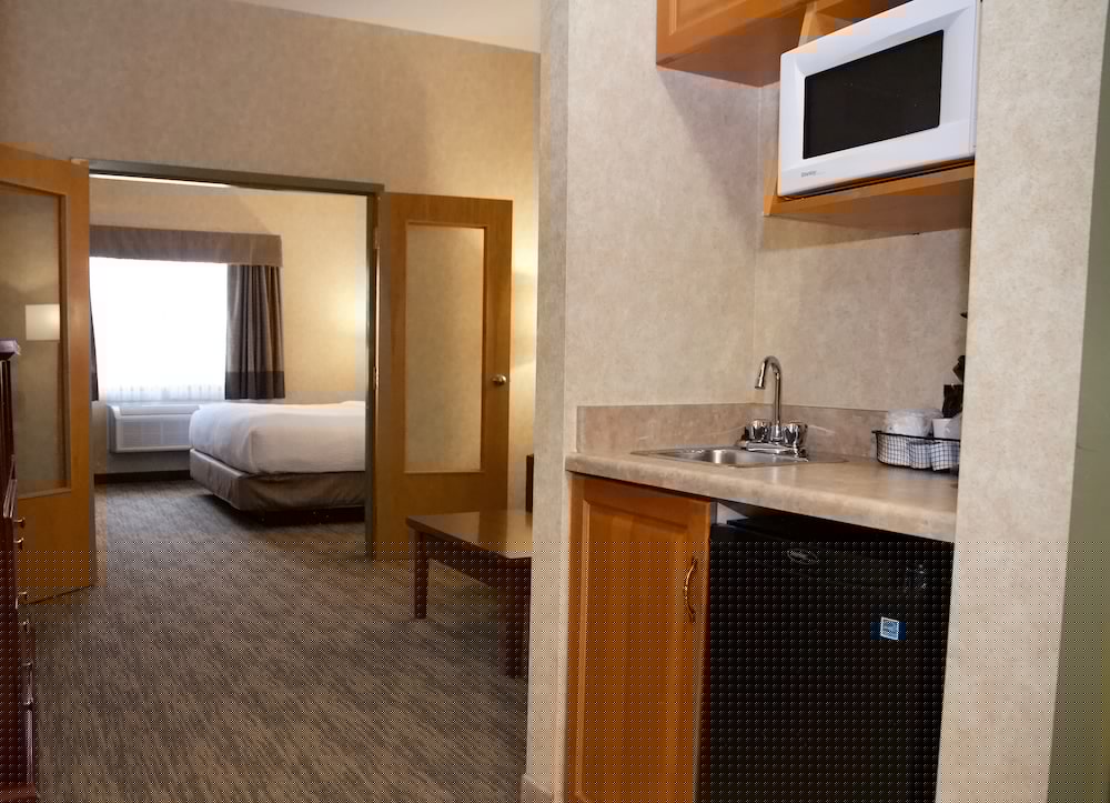 Days Inn and Suites by Wyndham Brooks 16/34