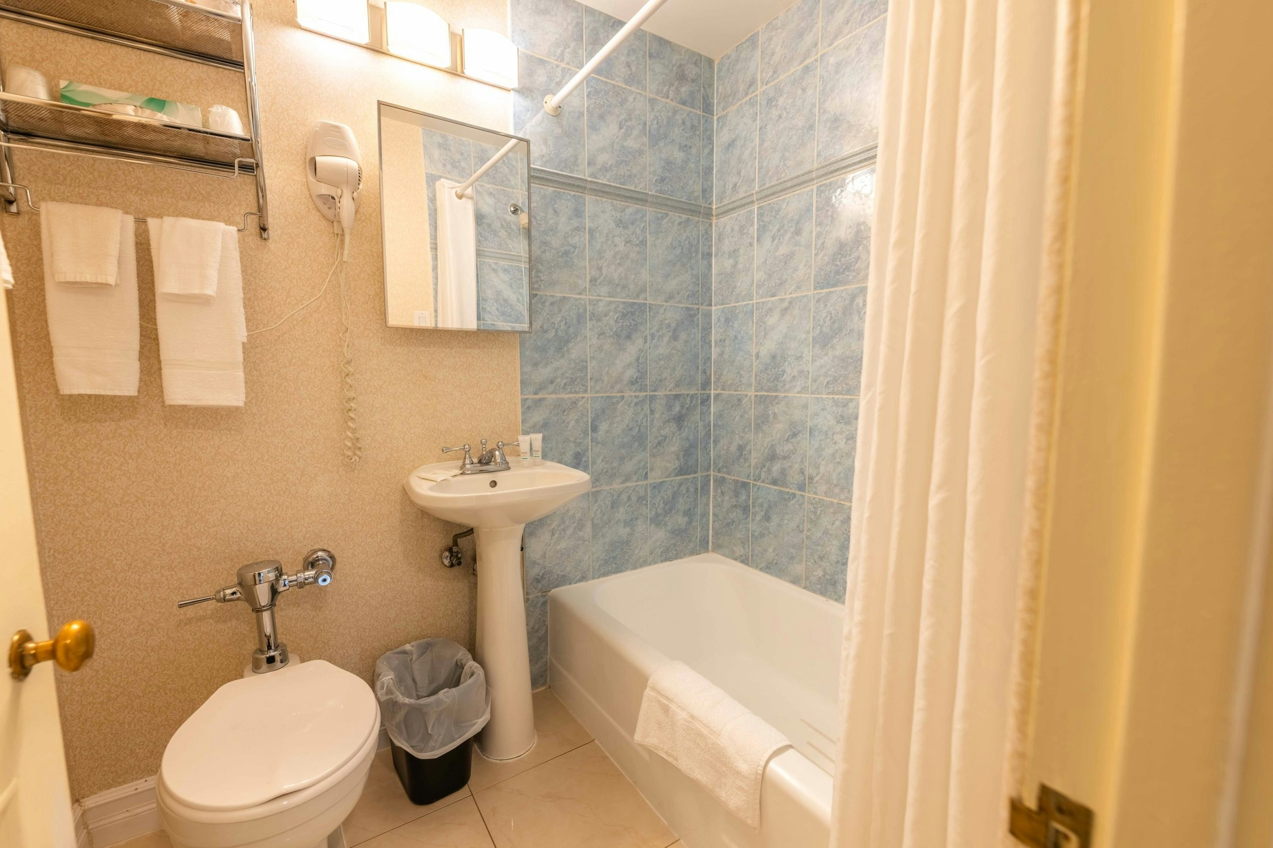 Prince Arthur Waterfront Hotel & Suites 42/43