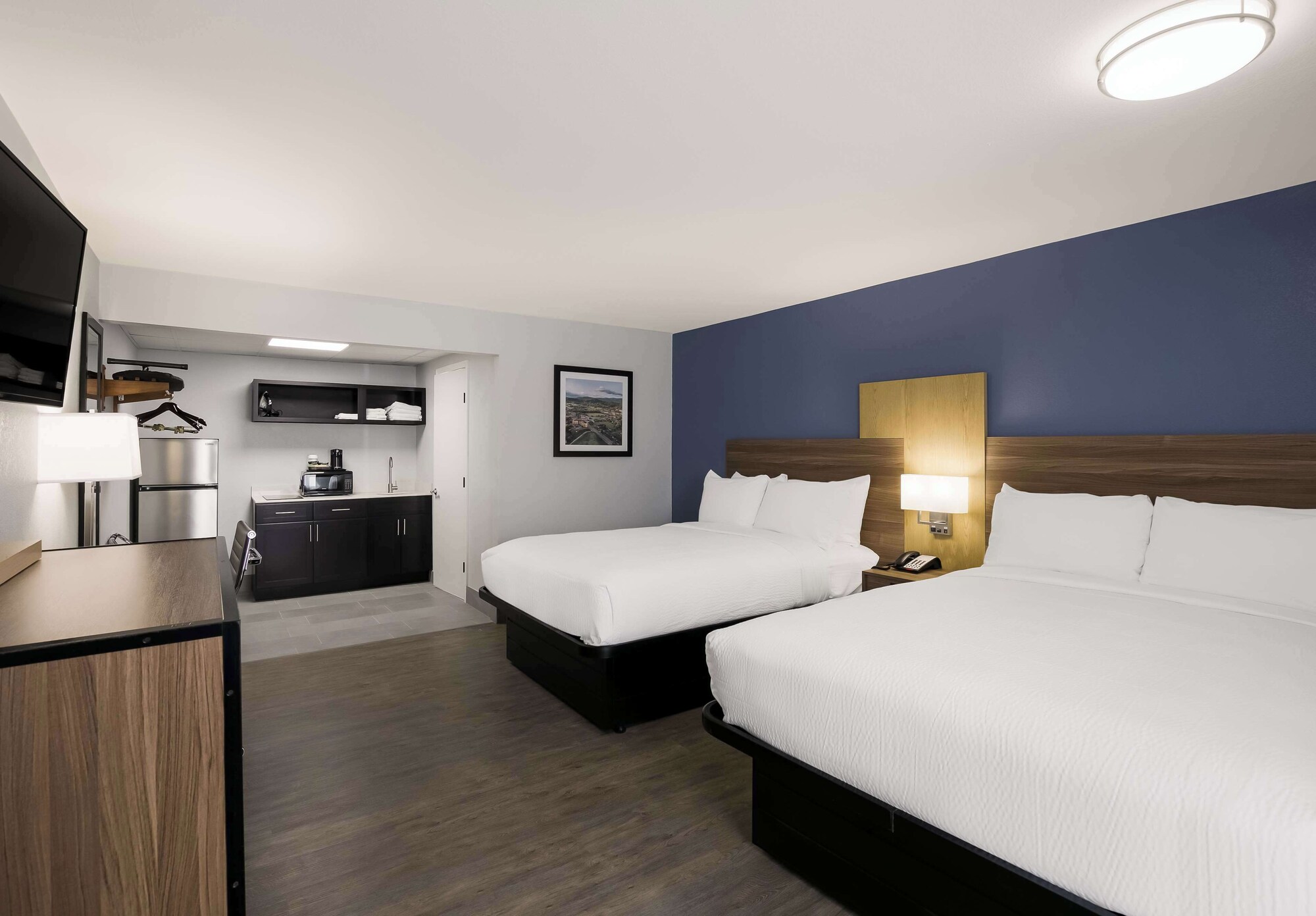STANDARD, 2 QUEEN BEDS, KITCHENETTE