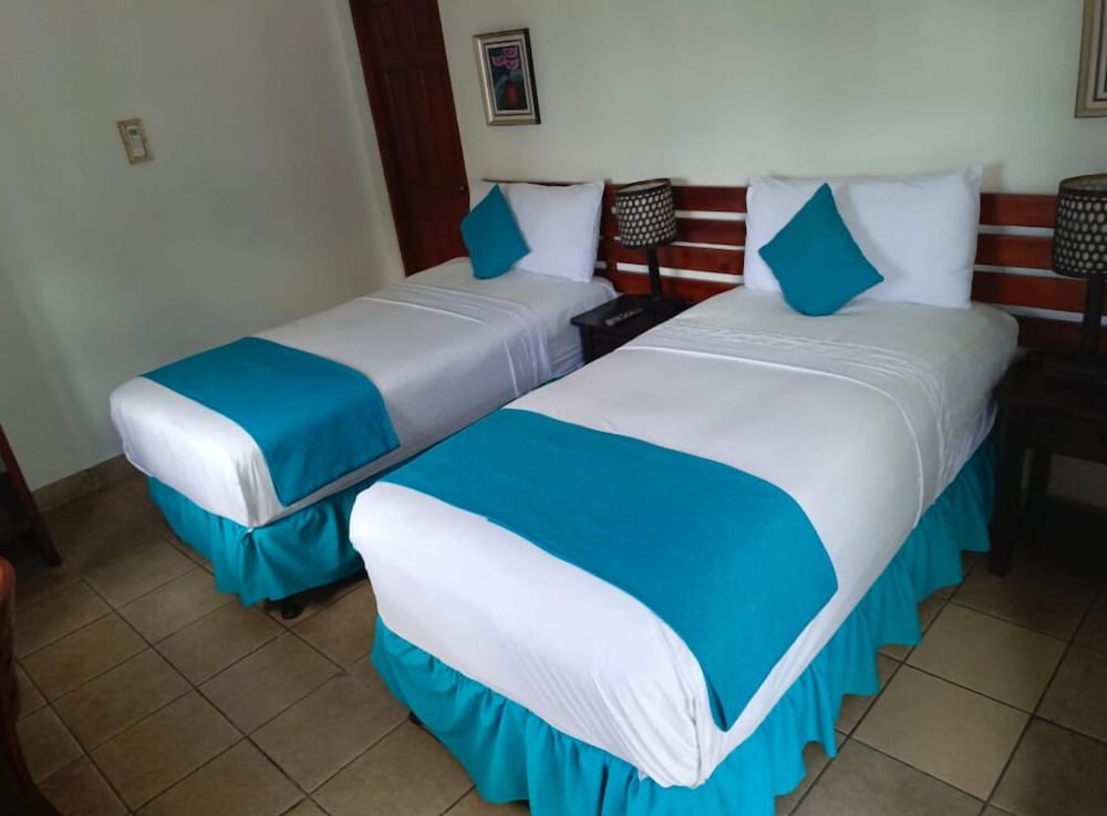 STANDARD, TWIN BEDS, POOL VIEW