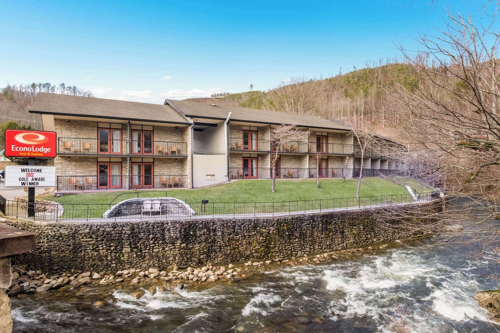 Econo Lodge Inn and Suites On The River 54/61