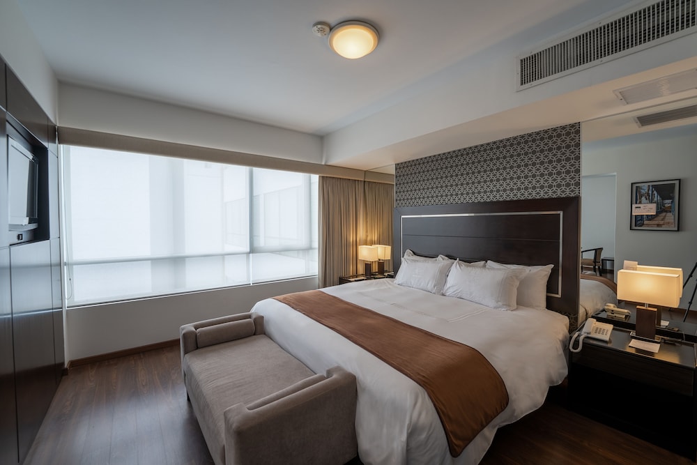 ROOM, QUEEN BED
