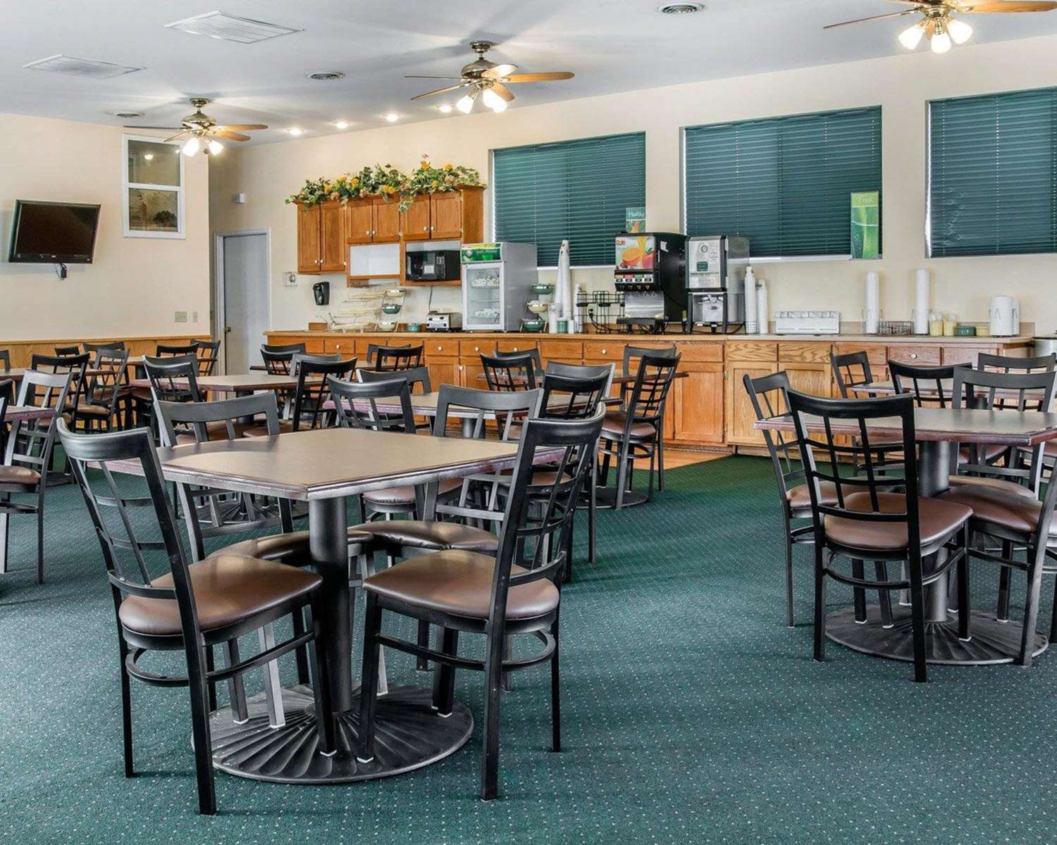 Quality Inn & Suites Mackinaw City Beachfront 20/21