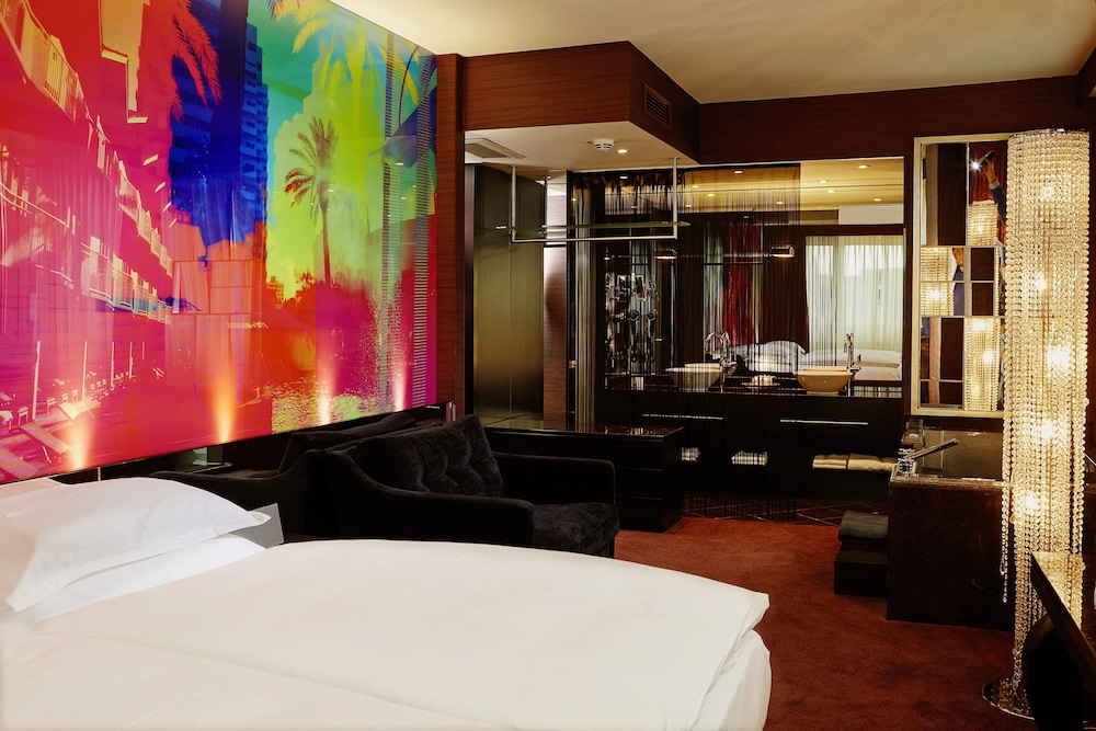 Savoy Hotel 6/33