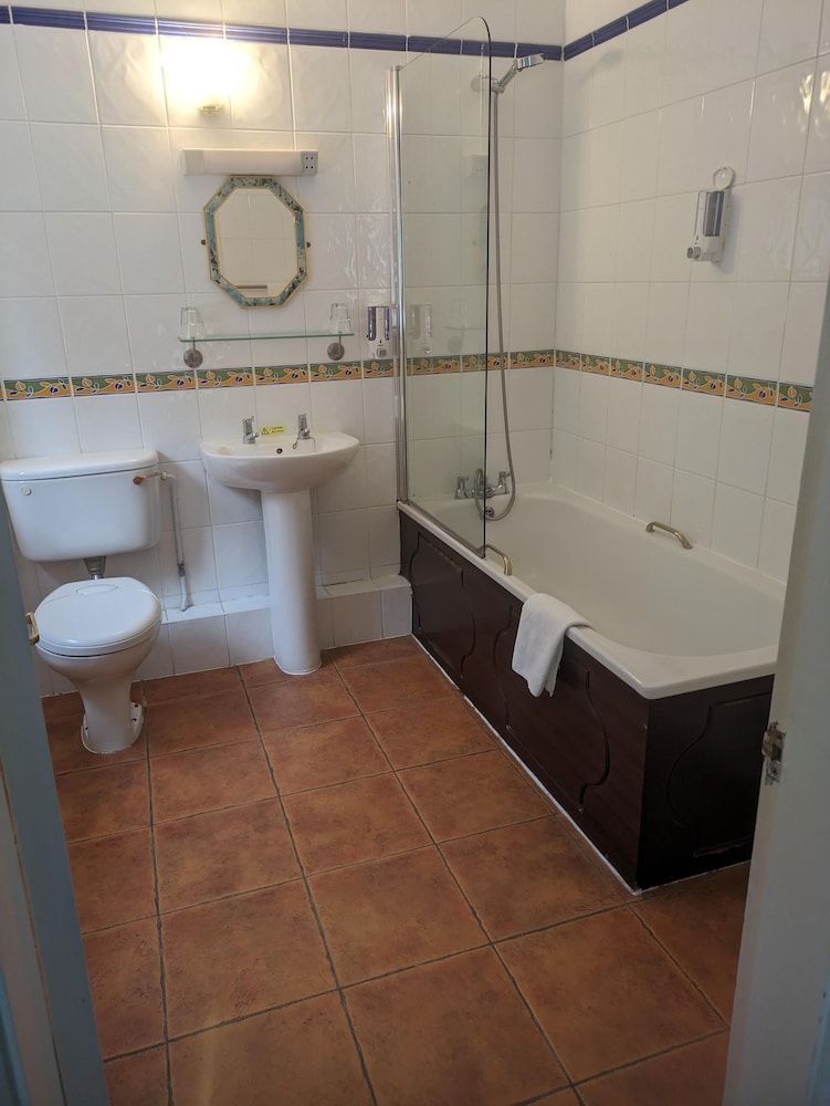Charles Cotton Hotel 32/33