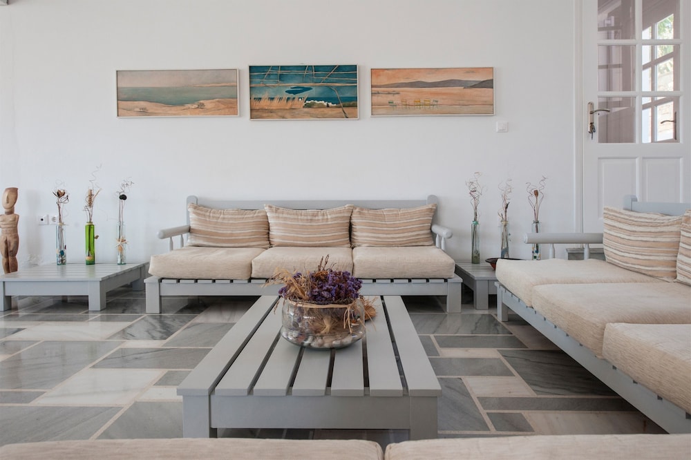 Akrotiri Hotel 42/68