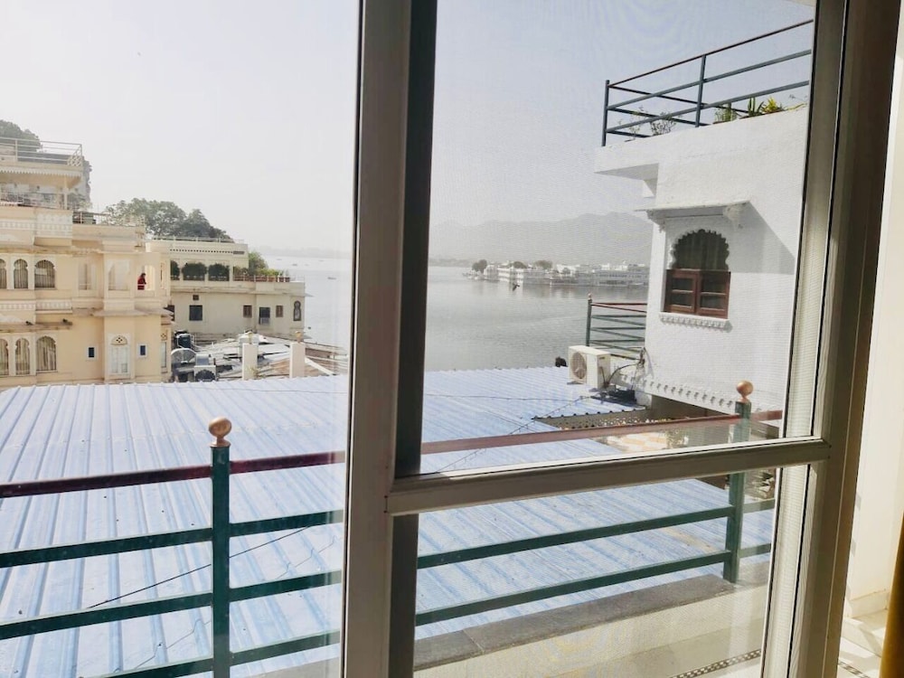Hotal Devraj Niwas on Lake Pichola Udaipur 42/50