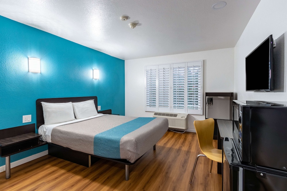 Motel6 Fountain Valley, CA - Huntington Beach Area 8/37