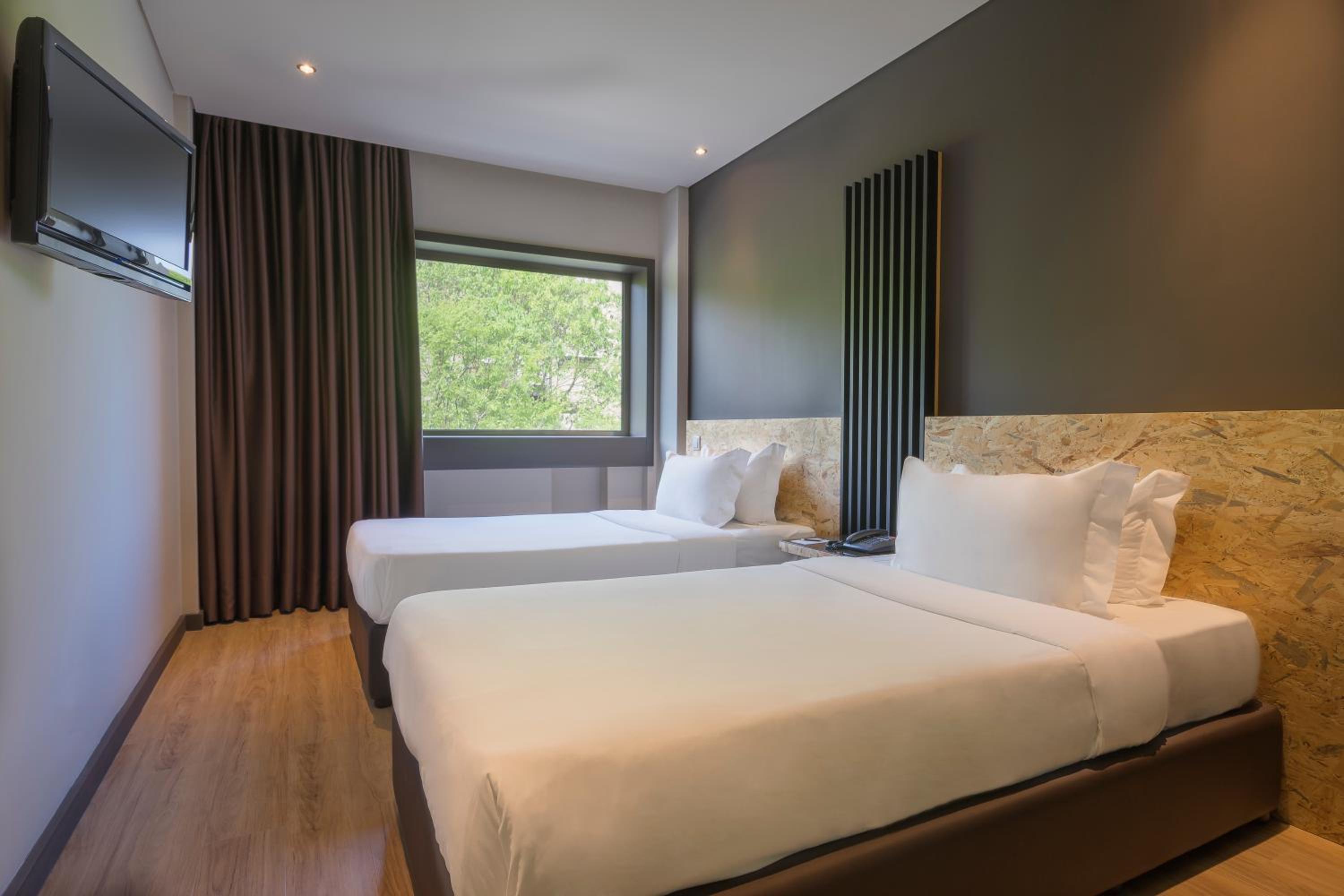 Smart, Twin Beds