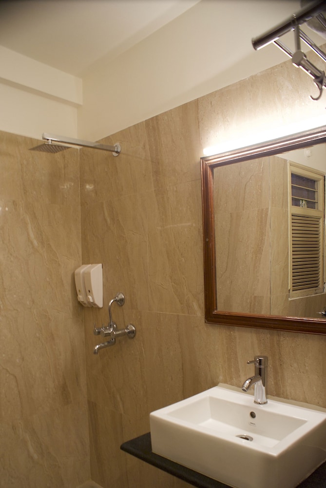 Alpana Hotel 33/34