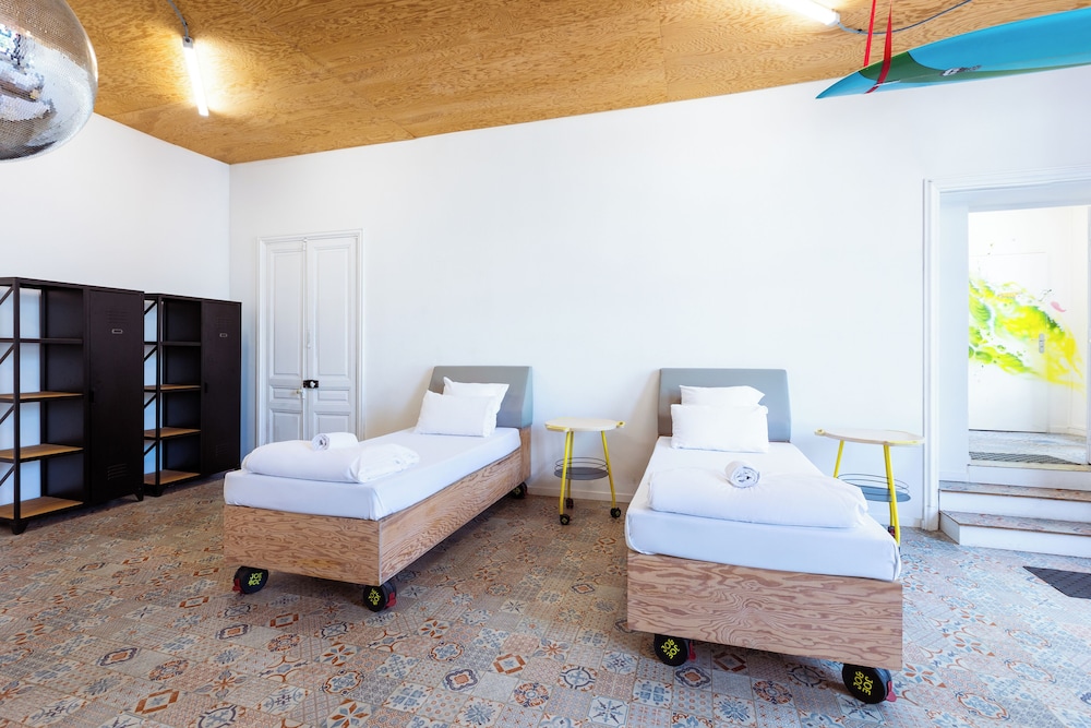 Private, Deluxe, 6 Beds