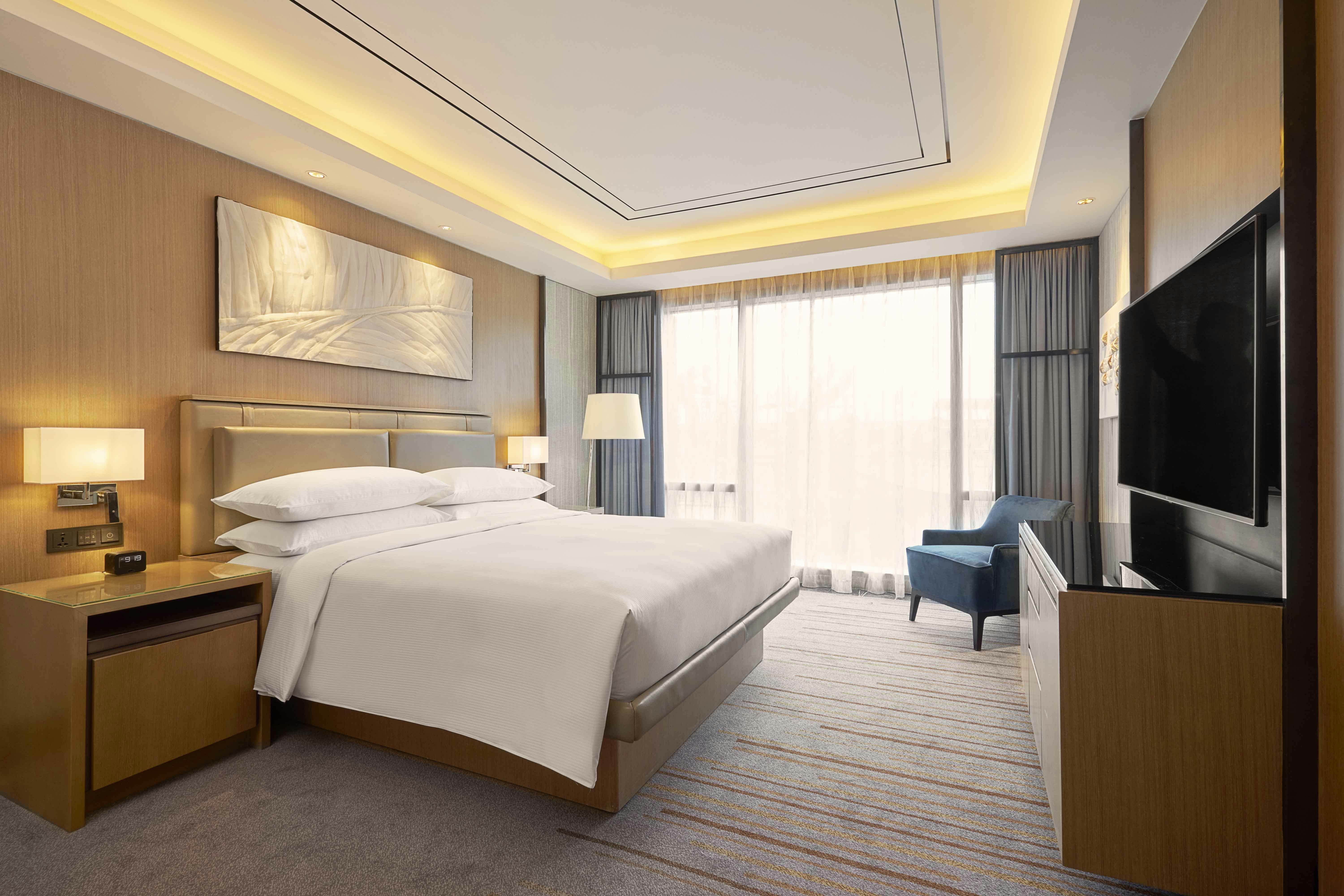 1 BEDROOM, SUITE, KING BED