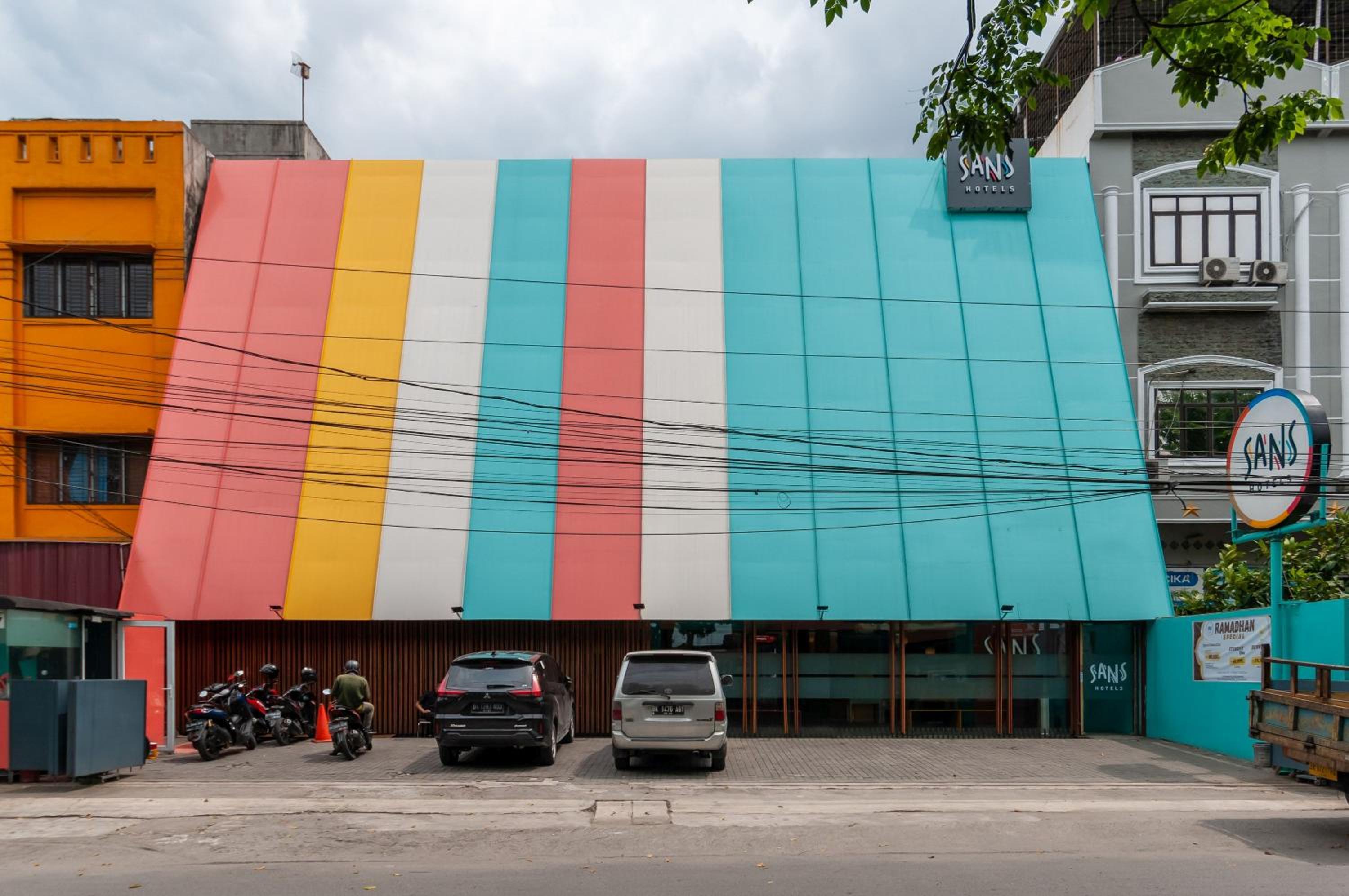 Sans Hotel Finest Medan 66/68