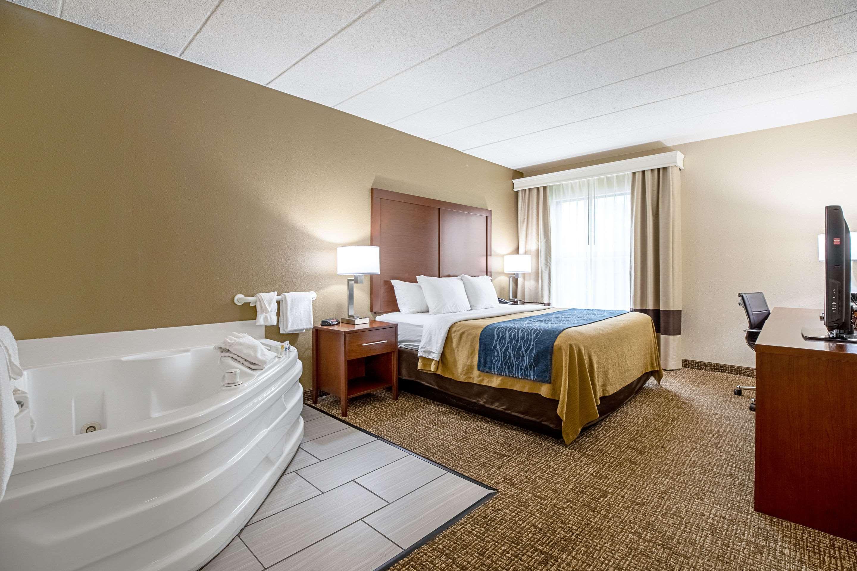 ROOM, KING BED