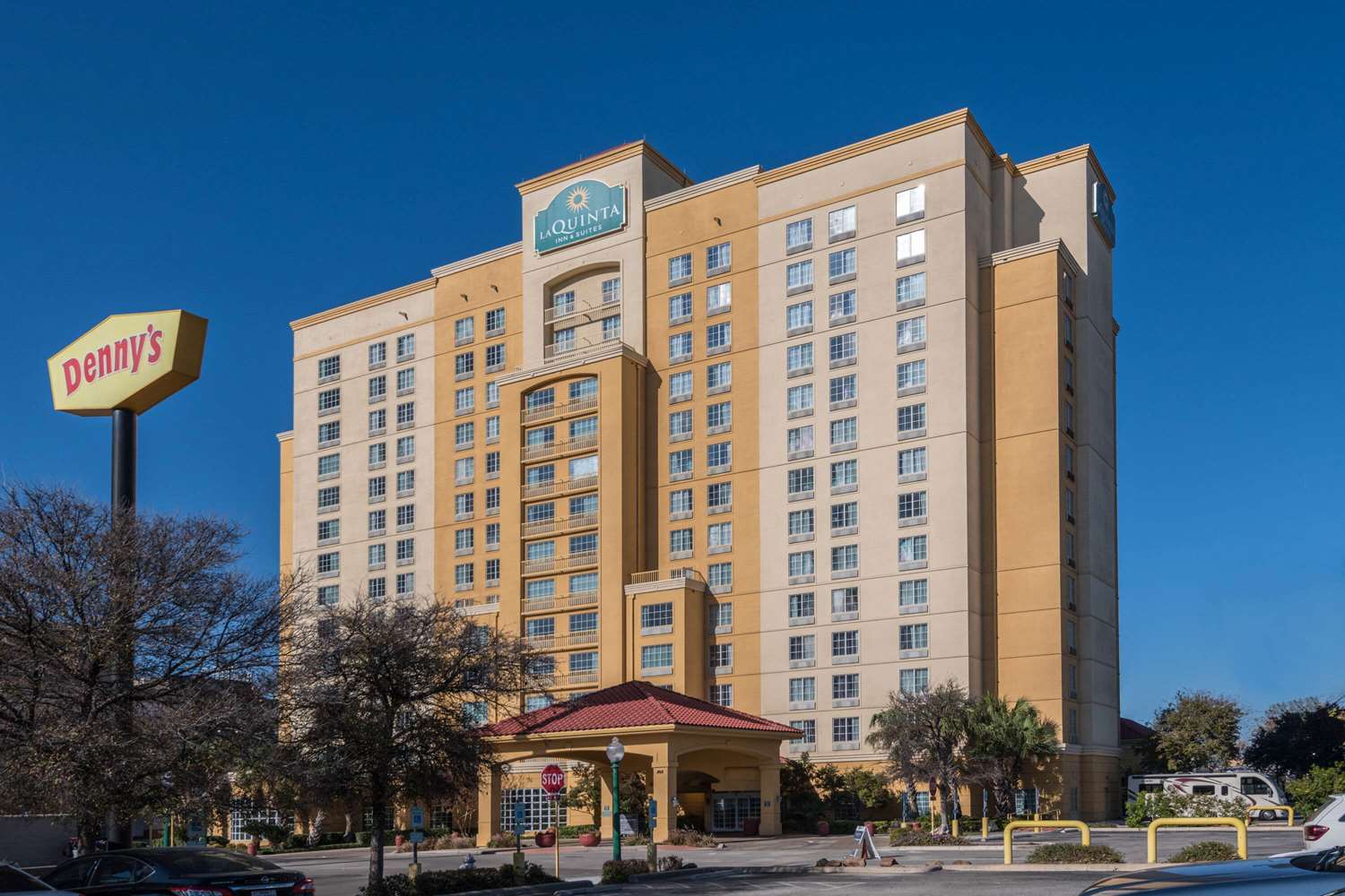 La Quinta Inn & Suites by Wyndham San Antonio Riverwalk 2/53