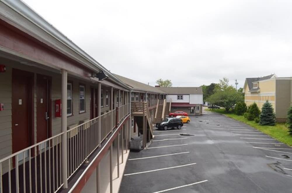 Hyannis Host Inn 7/33