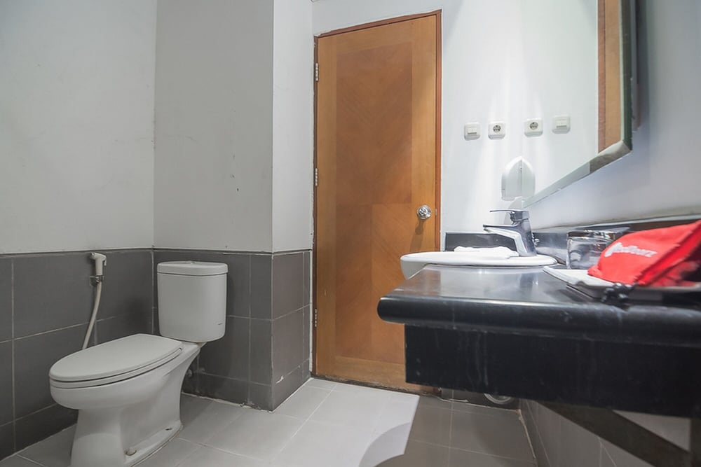 RedDoorz Premium near Paris Van Java Mall 23/26