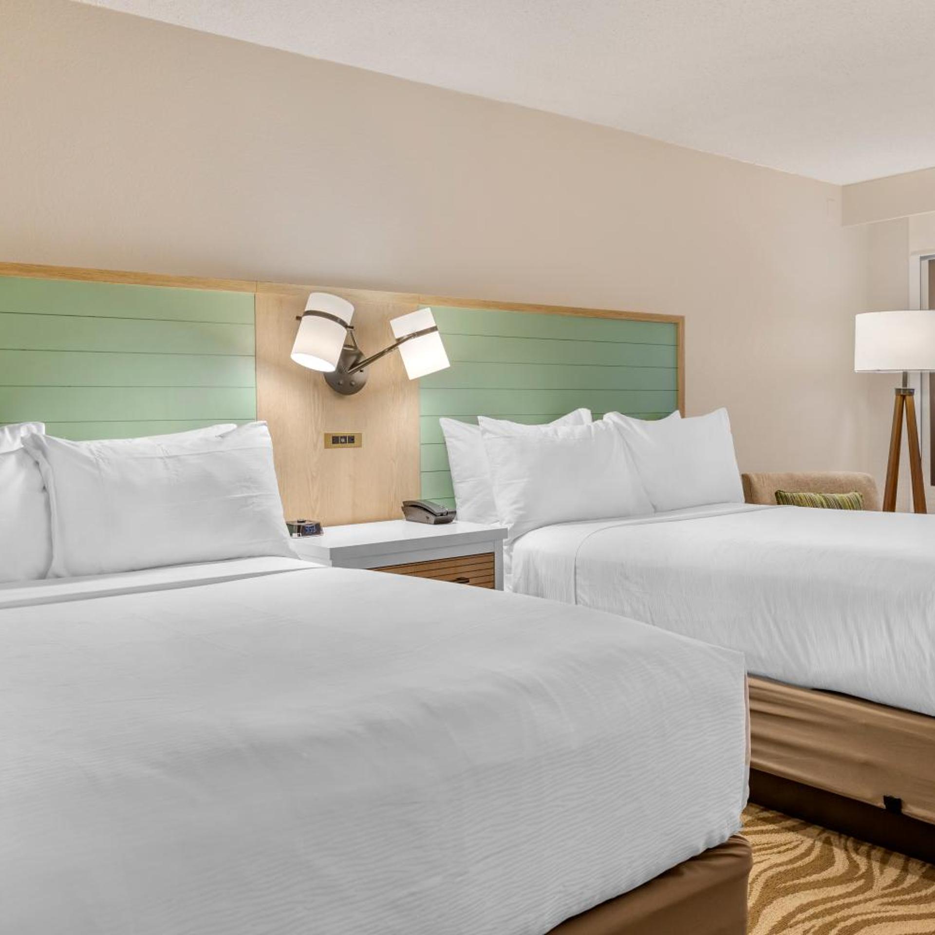 غرفة قياسية بسريرين مزدوجين بإطلالة على البحيرة، Wyndham Garden Lake Buena Vista Disney Springs Resort 6/8