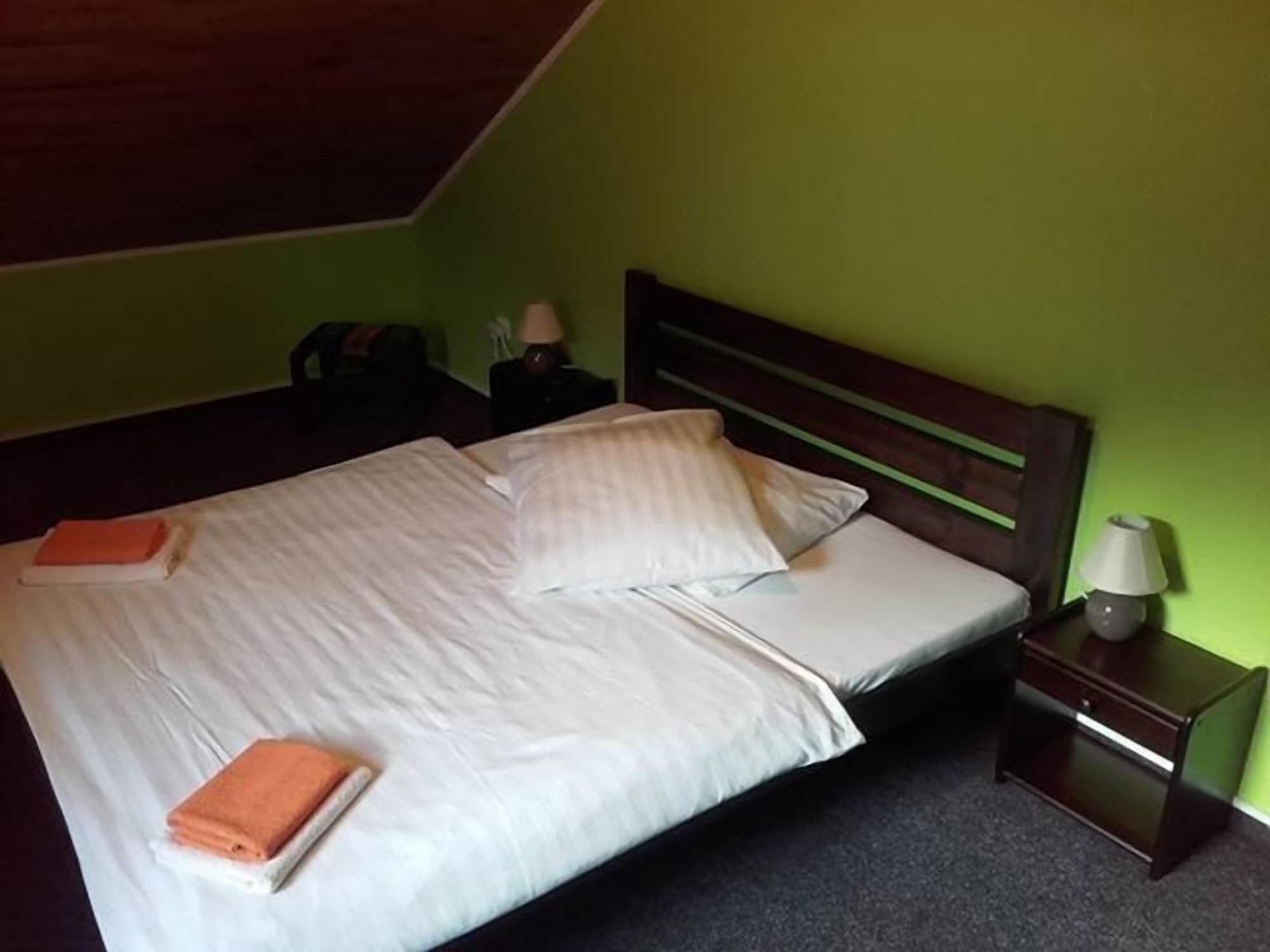 ROOM, QUADRUPLE