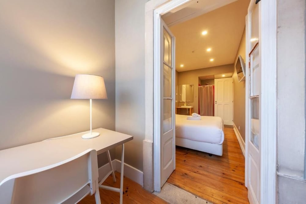 ROOM, TRIPLE, SHARED BATHROOM