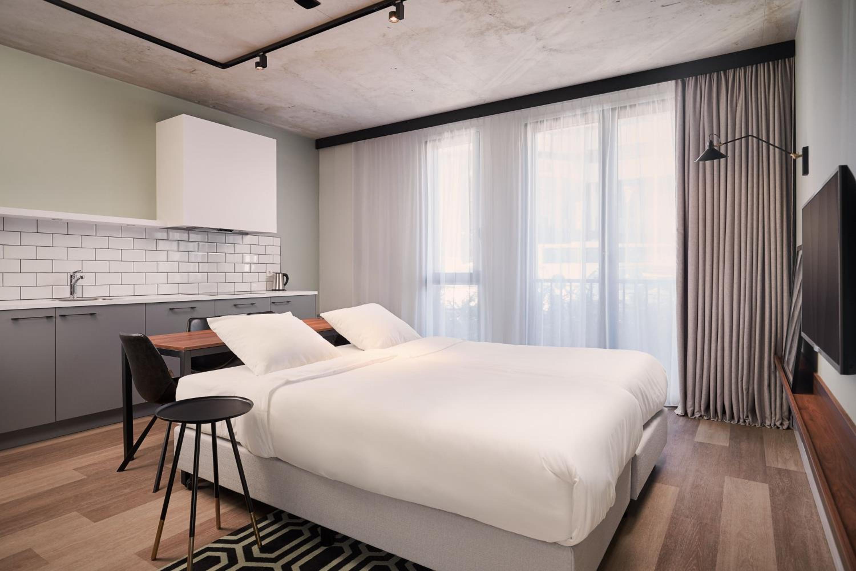 شقة عائلية بسرير كينج بغرفة نوم واحدة مع أريكة، Corendon Apartments Amsterdam Schiphol Airport Hotel 4/7