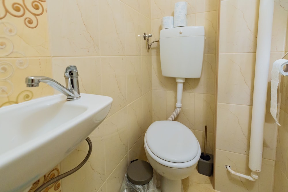 FAMILY, SHARED BATHROOM