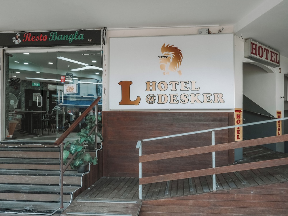 A Hotel Desker 5/55