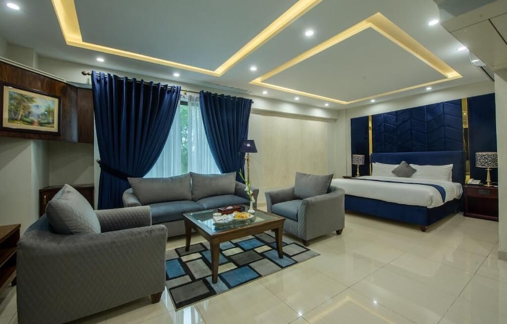 ENVOY CONTINENTAL HOTEL 37/50